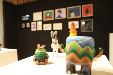 Un mercado con diseños, artes y música