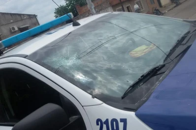 Vecinos de Villa 9 de Julio apedrearon una camioneta de la Policía