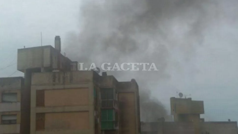 ALARMA. La columna de humo negro alertó a los vecinos y al servicio de emergencias de la Policía. FOTO GENTILEZA DE JULIETA ESPINOSA