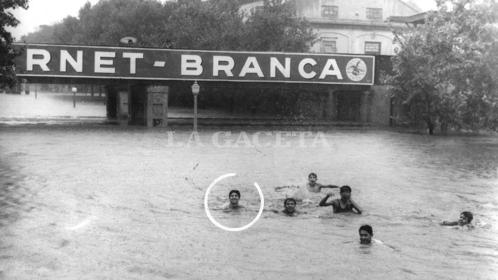 HACE 57 AÑOS. En enero de 1958 Horacio Medina, de 18 años, “aprovechó” la inundación para bañarse con sus amigos. Unos minutos más tarde, su cuerpo sin vida fue retirado por los Bomberos. LA GACETA / ARCHIVO.