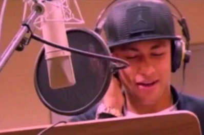 Neymar solidario: ahora se luce como cantante