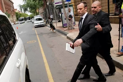 Pistorius recibió la libertad bajo fianza y cumplirá la condena en su casa
