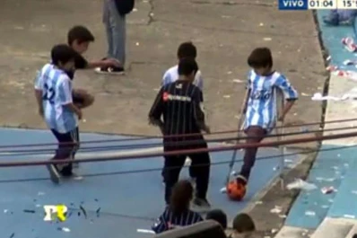 Se divierte con sus amigos y la rompe con una pierna y en muletas