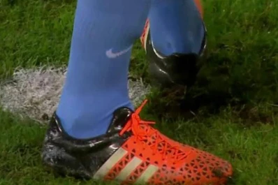 El arquero tramposo hizo un pozo y su rival falló el penal