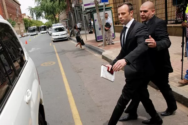 Pistorius recibió la libertad bajo fianza y cumplirá la condena en su casa