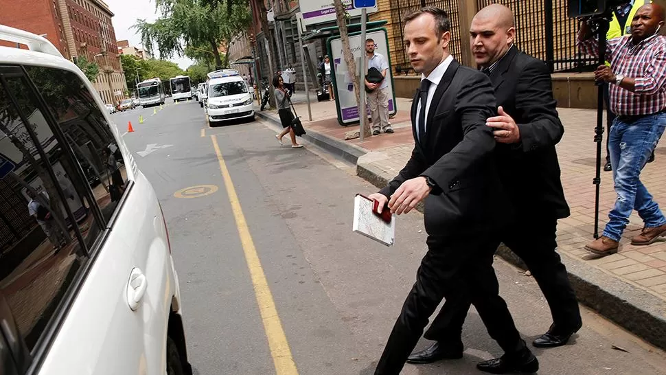 A CASA. Pistorius recibió la libertad bajo fianza. (REUTERS)