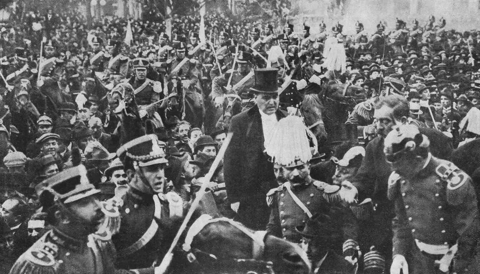 HIPÓLITO YRIGOYEN. El flamante presidente, de pie en el carruaje. Los caballos fueron desenganchados por la multitud que lo vitoreaba y que empujó el coche desde el Congreso hasta la Casa Rosada. LA GACETA / ARCHIVO