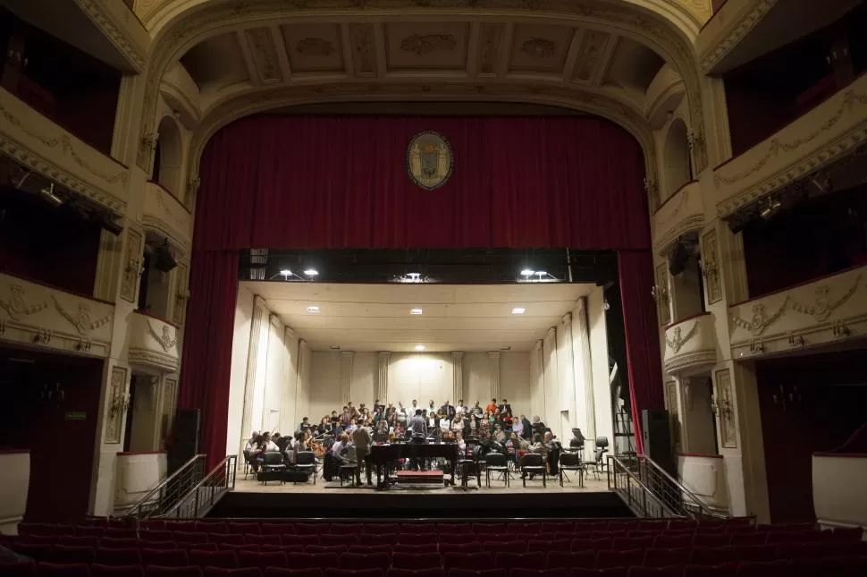 ESCENARIO CON HISTORIA. Generaciones de instrumentistas y directores de renombre honraron la música académica en el Teatro Alberdi. LA GACETA / FOTO DE FLORENCIA ZURITA (ARCHIVO). 