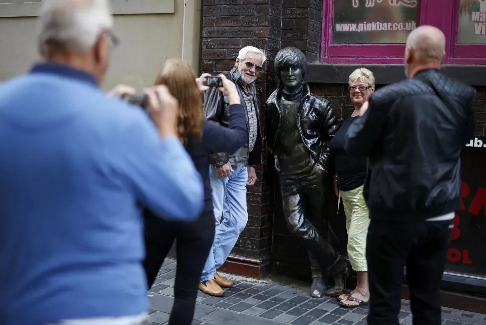 SÍMBOLO. La estatua de John Lennon en Liverpool es lugar de peregrinaje. Reuters.