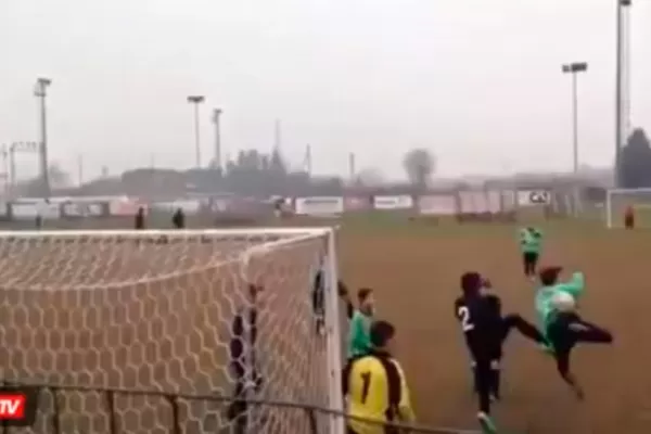 Taco y  golazo de una joven promesa de Italia