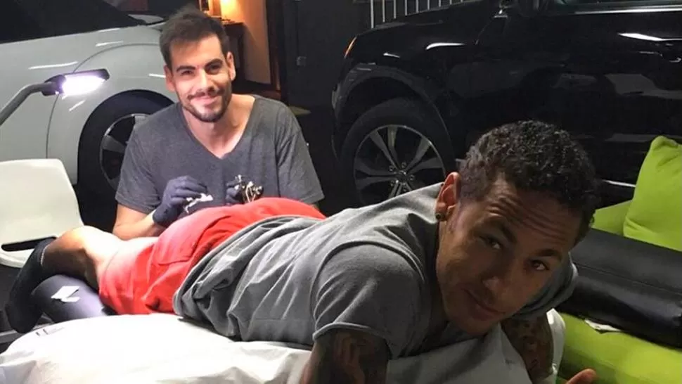 EN PROCESO. El nuevo tatuaje de Neymar refleja su pasado. (TyC Sports)