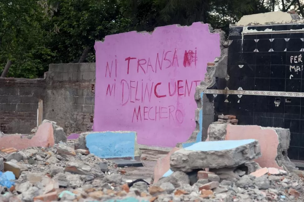 ESCOMBROS. Cinco casas de una familia de transas de “paco” fueron destrozadas por vecinos de barrio Antena. LA GACETA / FOTOS DE DIEGO ARÁOZ