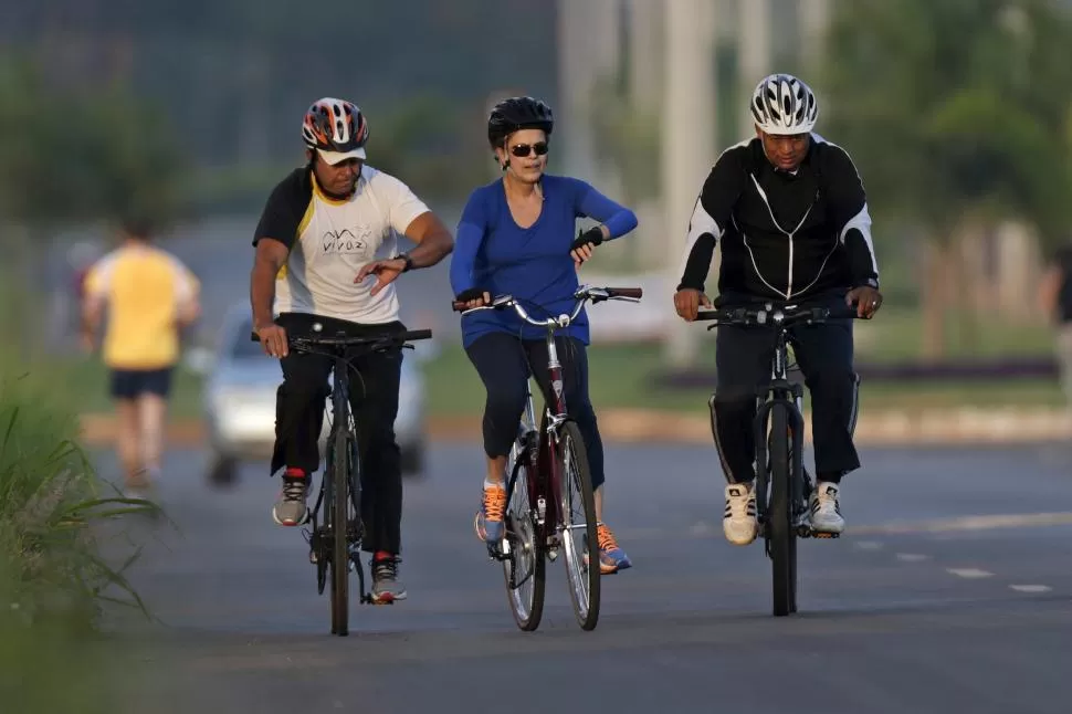 SIN ALIENTO. Dilma Rousseff paseó en su bicicleta en los jardines del palacio Alvorada, la sede presidencial en Brasilia. reuters