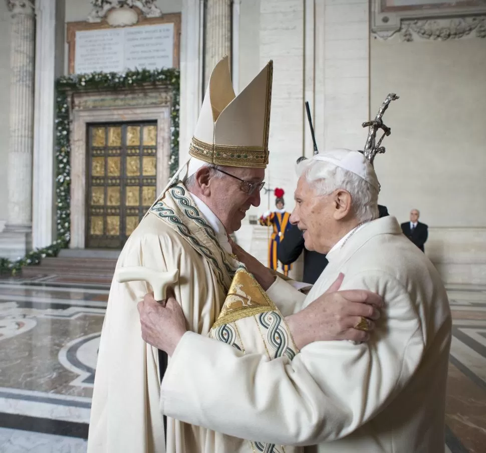 CÁLIDO ABRAZO. El papa Francisco y el papa emérito Benedicto XVI se estrecharon antes de la ceremonia. REUTERS.