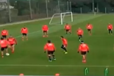 Una joyita: el caño de Bertolo en pleno entrenamiento en Japón