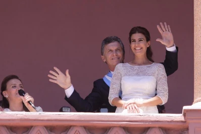 Video: Macri bailó y Michetti cantó en el balcón de la Casa Rosada