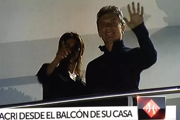 Macri saludó a sus seguidores desde el balcón de su departamento