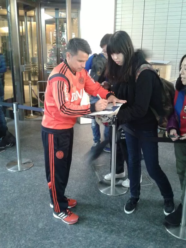 “CONEJO”. Saviola firmando autógrafos a fans japoneses. foto de @CARPoficial / twitter