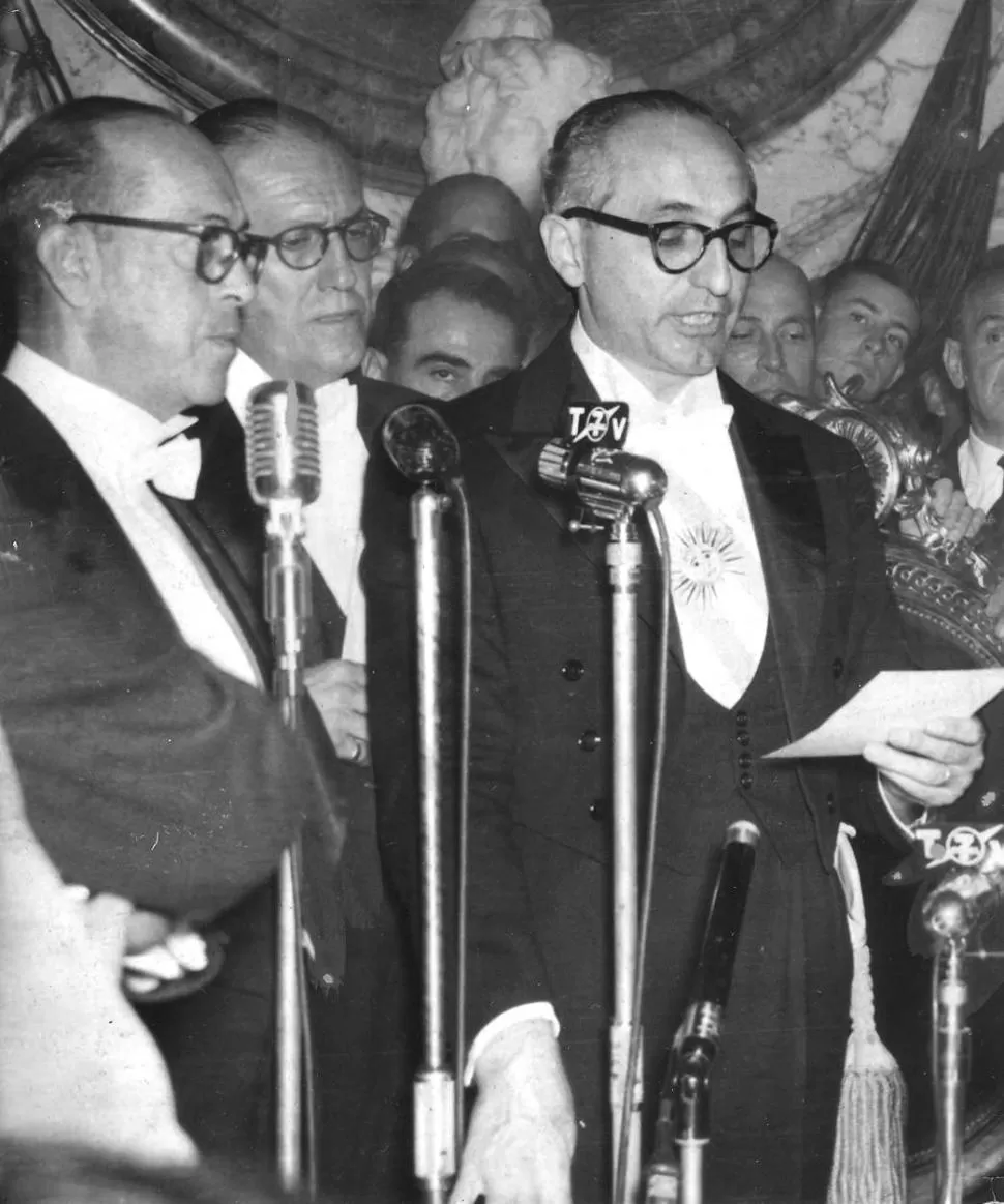 JURA ARTURO FRONDIZI. El 1 de mayo de 1958, vestido de frac, habla en la Casa Rosada luego de recibir la banda y el bastón. LA GACETA / ARCHIVO