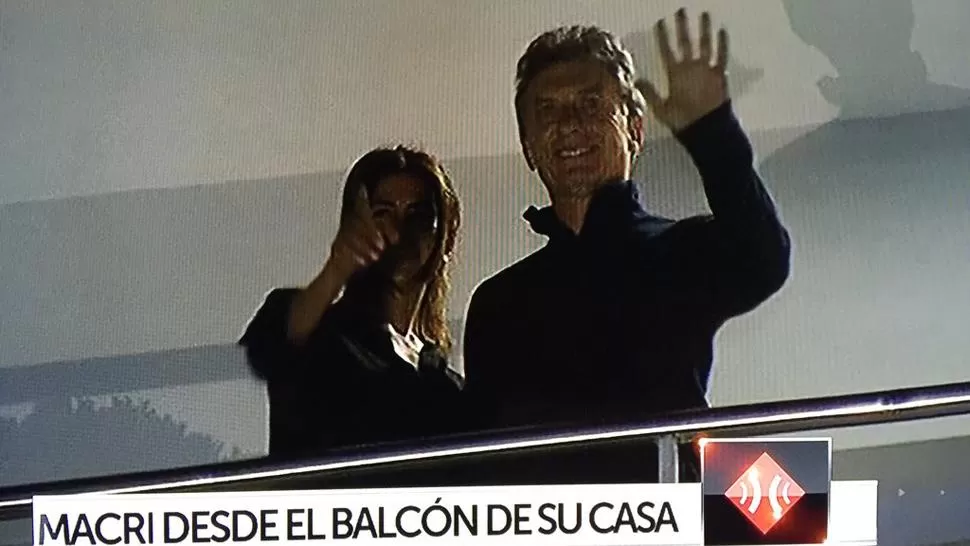 Macri saludó a sus seguidores desde el balcón de su departamento