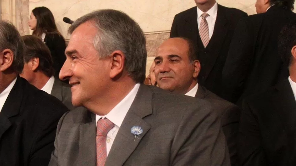 EN EL CONGRESO. Manzur aparece detrás del gobernador jujeño, Gerardo Morales. FOTO DE DYN
