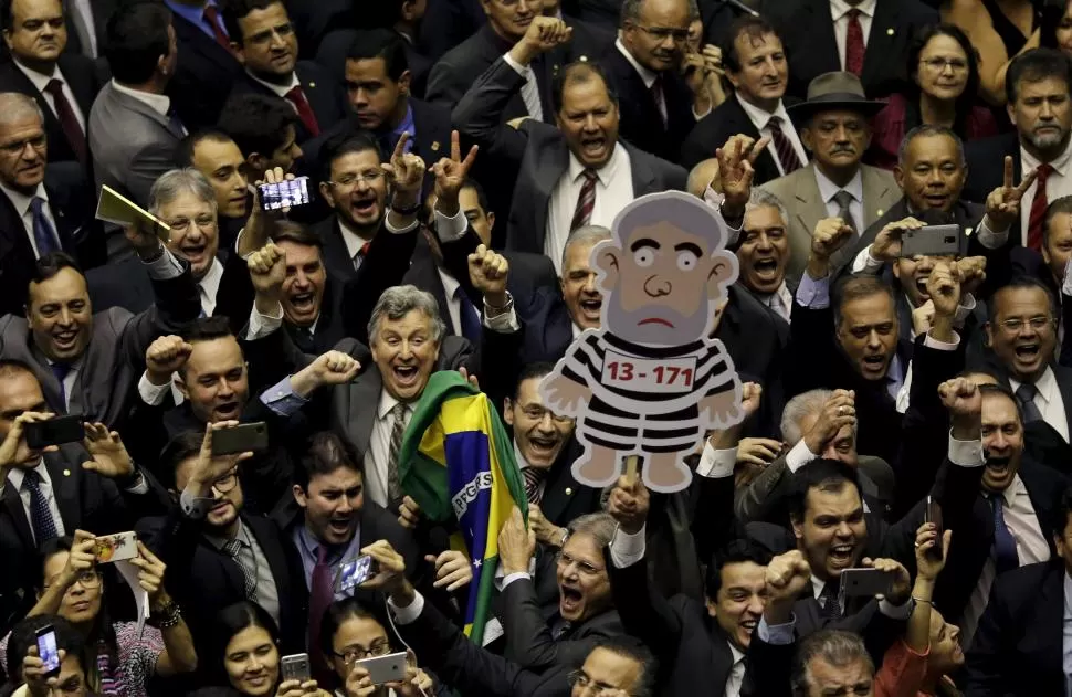 FIESTA. Diputados aliados de Rousseff celebran la suspensión del juicio. reuters