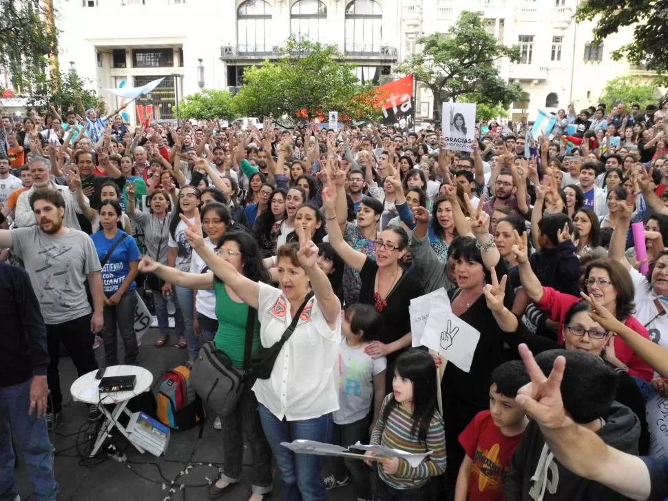 EN TUCUMÁN. En la plaza Independencia, cientos de militantes le dijeron adiós a la Presidenta. “¡Cristina corazón”, cantaban emocionados, haciendo la “v”. la gaceta / foto de josé nuno