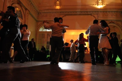 Compadritos, bailarines, nostálgicos y pasionales, a escuchar y a bailar tango