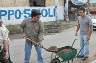 Capitanich intendente: madrugó y se puso a limpiar basurales con pala en mano