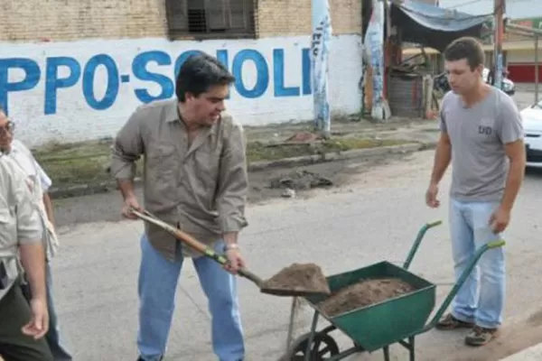 Capitanich intendente: madrugó y se puso a limpiar basurales con pala en mano