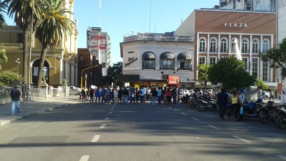 25 DE MAYO PRIMERA CUADRA. Los manifestantes cortan el tránsito JOSÉ NÁZARO / LA GACETA