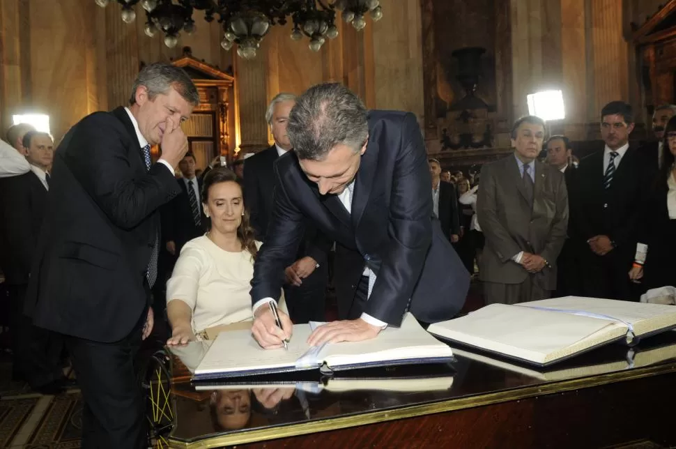 FIRMA EN EL CONGRESO. Macri pone su rúbrica como presidente; Michetti aguarda su turno. presidencia de la nación