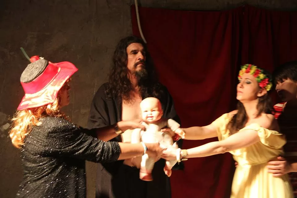 ENFRENTADAS. Alves (centro) escribió, dirige y actúa “El círculo de tierra”.  