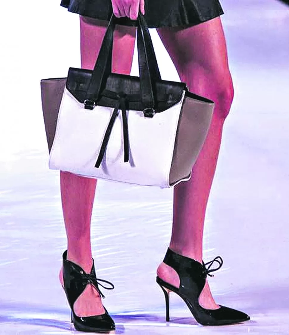 1-De punta en negro.

Stilettos negros acordonados, con cartera en tres colores, de Prüne.