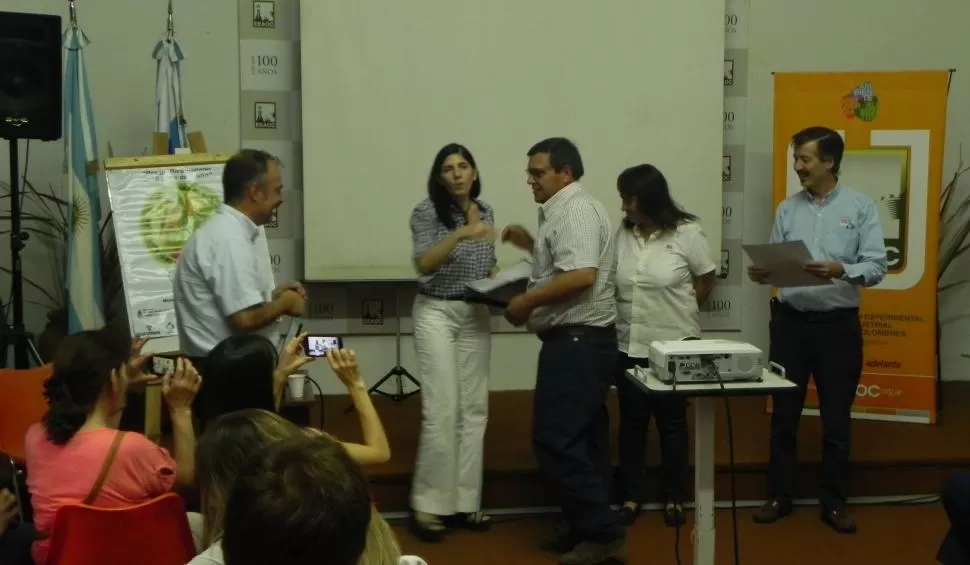 FELICITACIONES. La doctora Sayago (al centro) y el ingeniero Alejandro Valeiro, del INTA (a la derecha) entregaron los certificados a entidades y productores. Gentileza eeaoc.