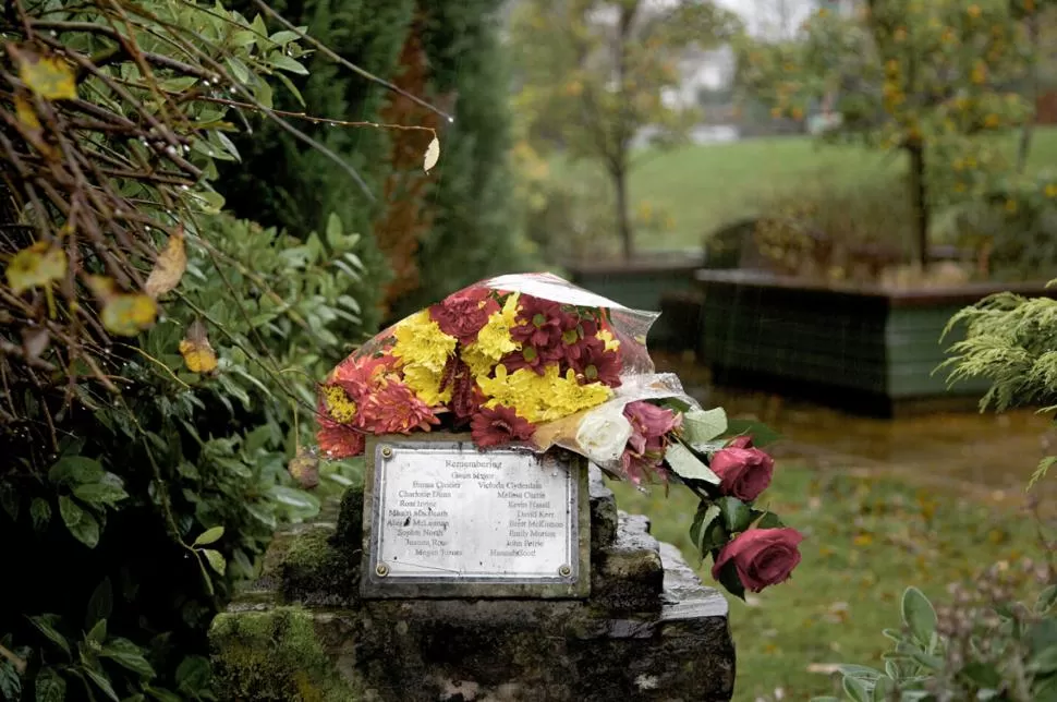 LA PLACA. Recordatorio de los 16 niños acribillados en 1996 en Dunblane. Foto de Kieran Dodds / The New York Times