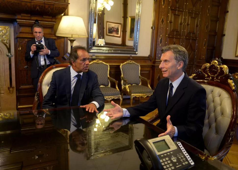 EL PRIMERO. El kirchnerista Daniel Scioli se entrevistó durante la mañana con el presidente Mauricio Macri.  dyn
