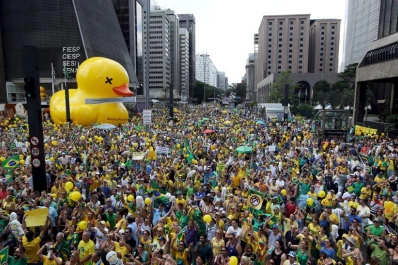 Miles de brasileños salieron a las calles a manifestarse contra la presidenta Rousseff