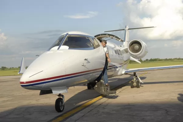 Alperovich usó un avión oficial y reavivó el debate