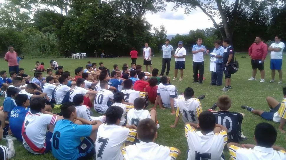 CAZA TALENTOS. Guyón (tercero de pie, desde la derecha) habla con alumnos de la escuela de fútbol de Rafael González.  