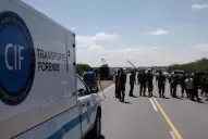 Silencio, espanto y vehículos forenses en el lugar de la tragedia