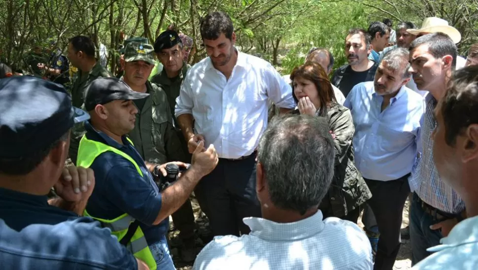RECIBIENDO DETALLES. Burzaco, Bullrich y Urtubey se trasladaron hasta el lugar del siniestro para informarse sobre la tragedia. FOTO TOMADA DE TWITTER.COM/SDCSALTA