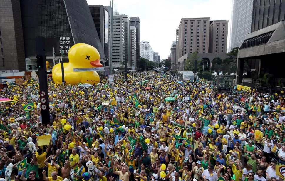 EN SAN PABLO. La populosa ciudad congregó a una multitud que, entre otras cuestiones, solicitó la intervención militar constitucional en el país. reuters