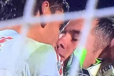 Por la emoción de ser campeón, el arquero le dio un pico a su compañero