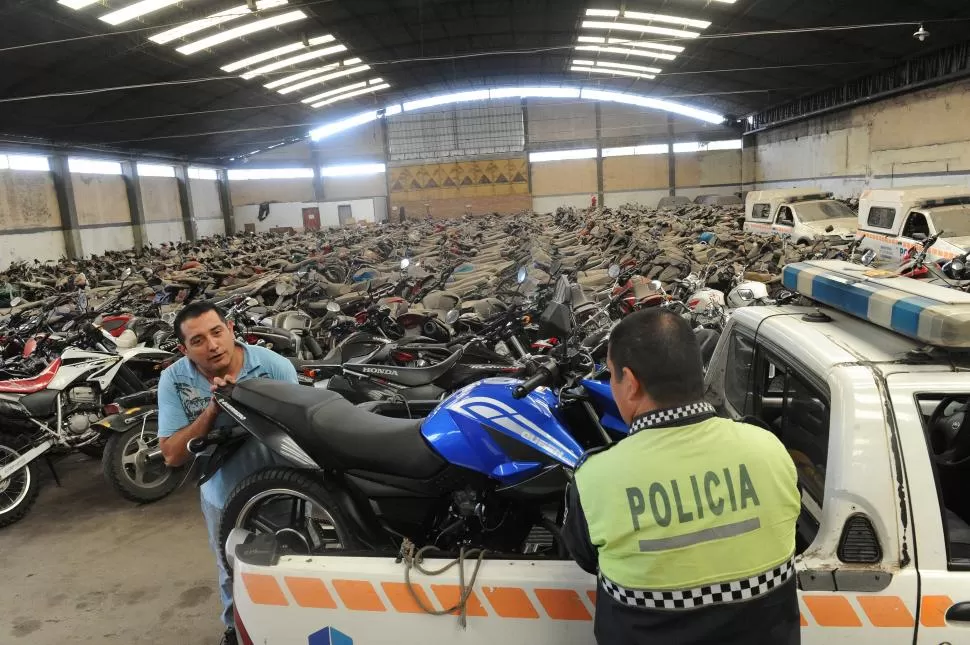 EN INFRACCIÓN. El personal de la Policía Vial se prepara para descargar una motocicleta de alta cilindrada que fue secuestrada en la vía pública.  la gaceta / fotos de héctor peralta