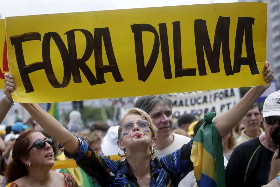 RÍO DE JANEIRO. Los manifestantes cariocas utilizaron carteles con la inscripción “Fuera Dilma” del Gobierno.  reuters