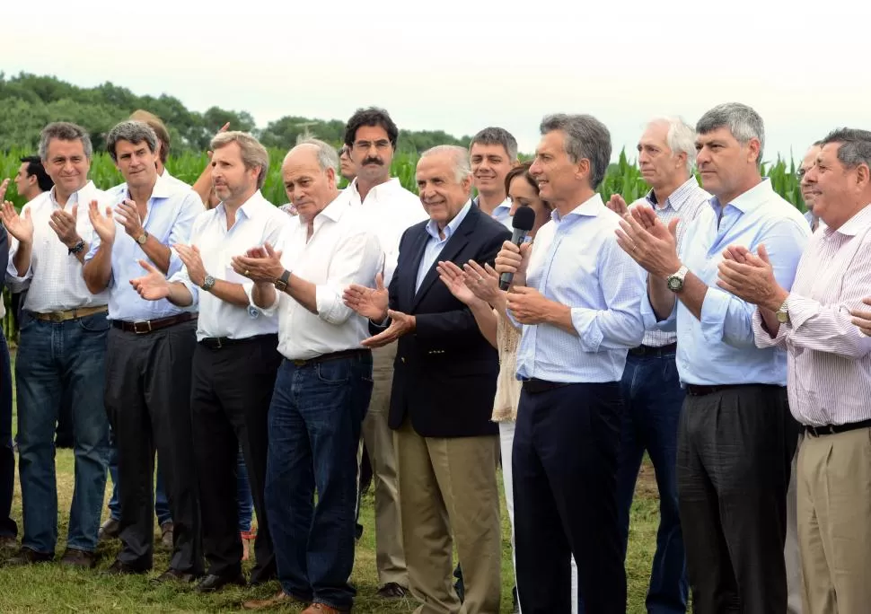 EN PERGAMINO. Macri y miembros de su gabinete le anunciaron a los productores el cumplimiento de su promesa de campaña de eliminar las retenciones. dyn