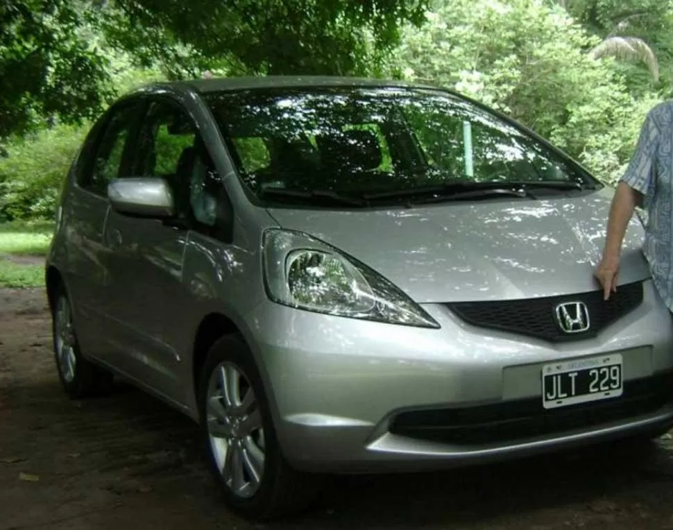 EL AUTO ROBADO. Los ladrones se llevaron el Honda Fit de la familia. 