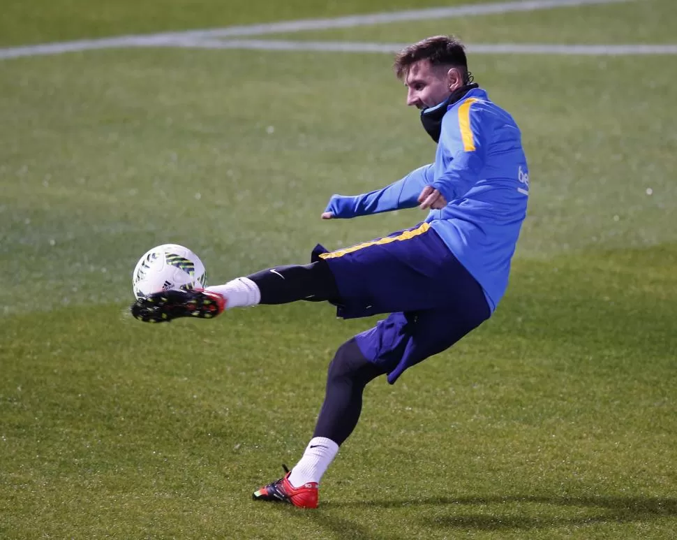 EN UNA BALDOSA. Messi impacta el balón bien apoyado en su pierna derecha, la menos hábil del crack, en la práctica. reuters