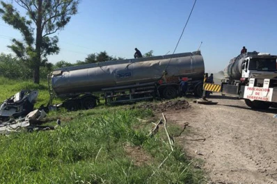 Un camión con combustible y un auto chocaron de frente: hay un muerto